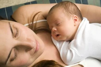 Dấu hiệu trẻ sơ sinh cần bú sữa mẹ ngay lập tức