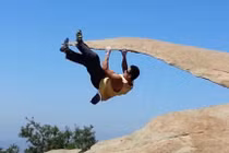 Muôn kiểu tạo dáng trên mỏm đá sống ảo ở Mỹ 