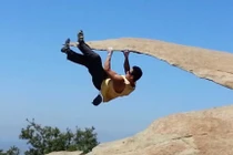 Muôn kiểu tạo dáng trên mỏm đá sống ảo ở Mỹ 