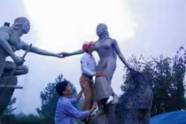 Cán bộ huyện ở Hà Tĩnh hôn ngực tượng nàng Biang