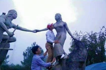 Cán bộ huyện ở Hà Tĩnh hôn ngực tượng nàng Biang