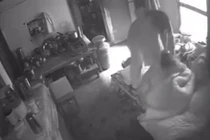 Con dâu hành hung mẹ chồng ở Ấn Độ gây phẫn nộ