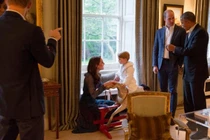 Công chúa Charlotte thích quà của ông Obama hơn của ông Tập Cận Bình