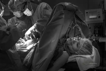 Ấn tượng chùm ảnh nhiếp ảnh gia Việt chụp vợ sinh mổ
