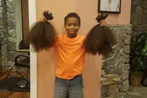 Cậu bé nuôi tóc dài 2 năm tặng bệnh nhân ung thư