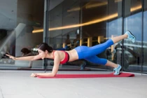 Các tư thế plank dễ tập chống tích mỡ bụng mùa đông