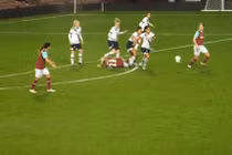 Kinh hoàng cảnh nữ cầu thủ thẳng chân giẫm vào đầu đối phương