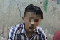 Lê lết bên đường vì bị chủ quán game chích roi điện 