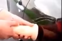 Pháp: Cô gái dùng "đồ chơi người lớn" sửa ô tô 