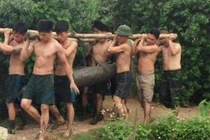 Phát hiện 4 quả bom nặng gần 1 tấn dưới đáy ao