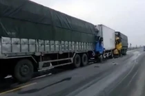 5 xe ô tô dính chặt nhau trên quốc lộ, giao thông ách tắc nhiều giờ