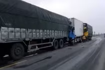 5 xe ô tô dính chặt nhau trên quốc lộ, giao thông ách tắc nhiều giờ