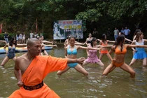 Sư Thiếu Lâm dạy võ nữ cứu hộ gây tranh cãi 