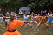 Sư Thiếu Lâm dạy võ nữ cứu hộ gây tranh cãi 