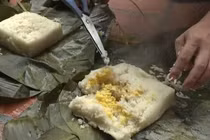 Mẹo phân biệt bánh chưng luộc pin tránh ngộ độc