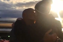 Thiếu nữ 18 tuổi cầu hôn bạn trai 60 tuổi