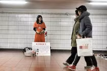 Cha giả gái để bán hoa kiếm tiền cứu con gây xúc động