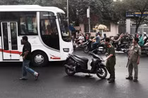 Thanh niên bị chém gần lìa tay khi đang chạy xe ở Sài Gòn