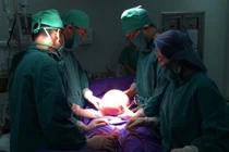 "Bóc" khối u xơ tử cung gần 3,6kg khỏi cơ thể