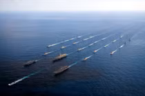 Đội tháp tùng hùng hậu của siêu tàu sân bay Mỹ