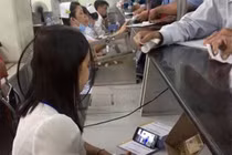 Bắt bệnh nhân đợi 4 tiếng vì bận "nghịch" điện thoại?