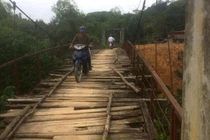 Cầu xuống cấp, 700 người dân nơm nớp lo sợ