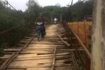 Cầu xuống cấp, 700 người dân nơm nớp lo sợ