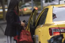 Phụ nữ đi taxi đêm một mình hãy nhớ những điều này