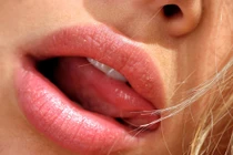 Mẹo dưỡng môi mềm bất chấp thời tiết gió rét