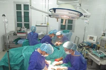 Nối thành công cho bệnh nhân bị đứt lìa hai cẳng tay
