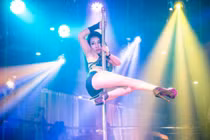 Vũ công múa cột 9X và nỗi ê chề mỗi đêm lên bar