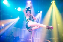 Vũ công múa cột 9X và nỗi ê chề mỗi đêm lên bar