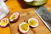 Cách pha trà chanh dây mật ong giúp chị em dưỡng da