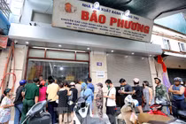 Người Hà Nội xếp hàng rồng rắn cả tiếng để mua bánh trung thu