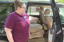 Tập trung giao hàng, tài xế phát sốc với tiếng rên phía sau xe