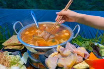 Vì sao sau ăn lẩu thường bị đau bụng?