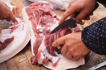 Người bán mách bạn cách để mua thịt lợn "chuẩn"