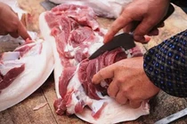 Người bán mách bạn cách để mua thịt lợn "chuẩn"