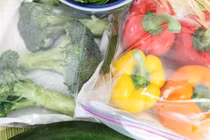 Thực hư việc bỏ rau trong túi nilon cho vào tủ lạnh không những độc hại mà còn gây ung thư?