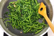 Bí quyết xào rau muống không bị thâm đen