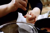 Kinh ngạc món cơm nấu trong vỏ trứng, cực tiện lợi