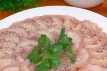 Chân giò lợn mua về rồi luộc với loại nước sau ăn ngon và giòn