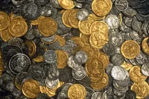 Sửa nhà đào được kho báu, nông dân 1 bước thành triệu phú