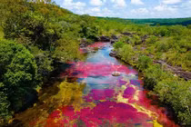 Kỳ lạ dòng sông đổi màu như cầu vồng 