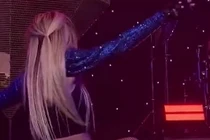 Nữ ca sĩ bị... tát khi đang diễn, phản ứng khiến fan thán phục 