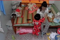 Thấy mẹ có biểu hiện 'lạ', con trai phản ứng khiến người xem cảm động 