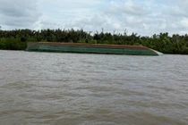 Sà lan chở đá lật, 1 thuyền viên mất tích trên sông Soài Rạp