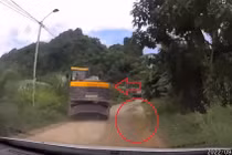 Xe máy xúc bẻ lái né vũng nước, ai ngờ lâm vào thế hiểm