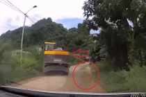 Xe máy xúc bẻ lái né vũng nước, ai ngờ lâm vào thế hiểm