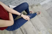 Cách mix quần jeans với giày khắc phục nhược điểm đôi chân